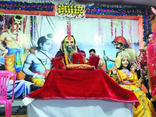 रामकथा में उमड़ रही है भक्तों की भीड़