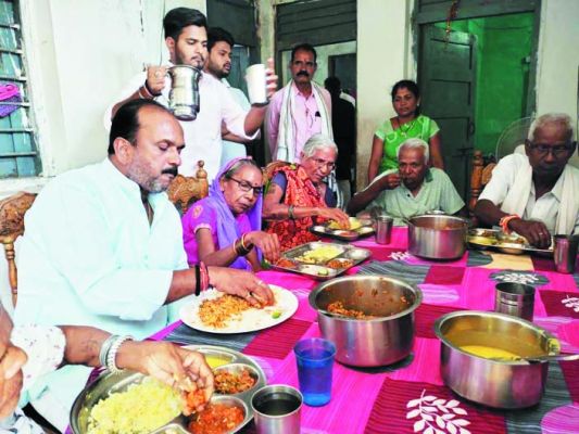 किसान नेता के जन्मदिन को समर्थकों ने जन सेवा संकल्प दिवस के रूप में मनाया 