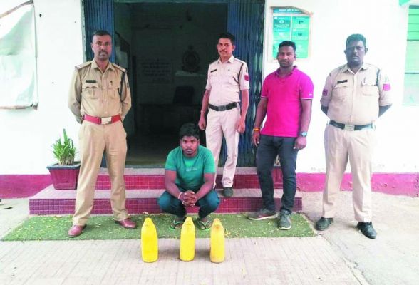 शराब बिक्री की सूचना  पर घरघोड़ा पुलिस की छापेमारी