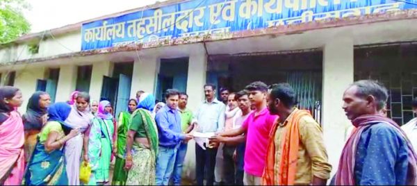 खेल मैदान की भूमि पर अदानी कम्पनी द्वारा पशु पालन के लिए घेराव का ग्रामीणों ने लगाया आरोप