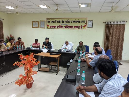 पखवाड़ेभर में सोसायटियों में खाद के पुख्ता इंतजाम पर बैंक अध्यक्ष का जोर