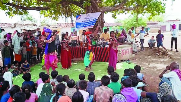कला जत्था नाचा दल के जरिये ग्रामीण हो रहे राज्य सरकार की योजनाओं से  रु-ब-रु