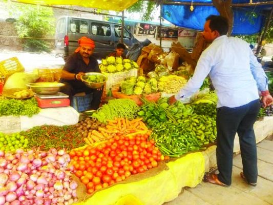 टमाटर ने ग्राहकों को किया लाल, घर की सब्जी  का बिगाड़ा जायका, दाम ने किया शतक पूरा  