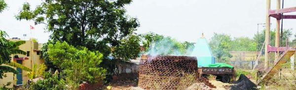 घनी आबादी के बीच लगा ईंट भट्टा, लोगों में रोष