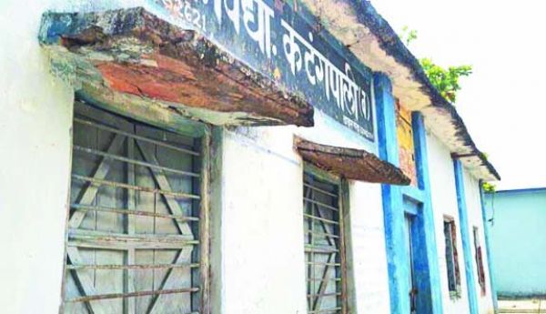 हादसों को न्यौता देता कटंग पाली (ब) प्राथमिक शाला