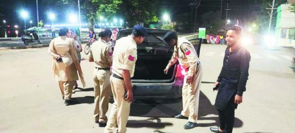 शाम होते ही वाहनों की तलाशी शुरू