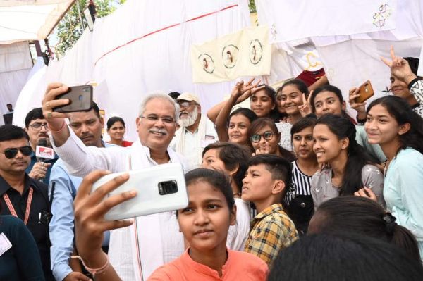 सीएम ने बच्चों संग लिया गर्मी की छुट्टियों वाली स्कूल लाइफ का आनन्द
