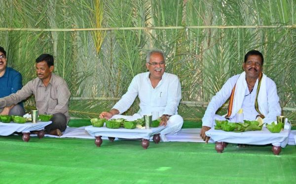 मुख्यमंत्री ने मजदूर सुरेंद्र के घर दोपहर का भोजन किया