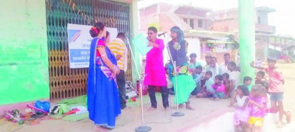 कला जत्था के माध्यम से पहुंच रही योजनाओं की जानकारी