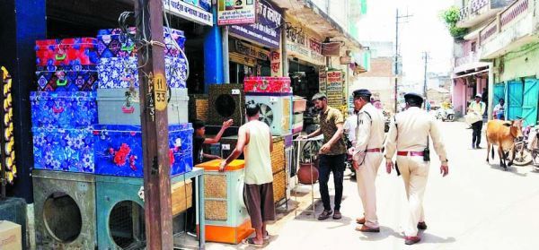 सडक़ तक सामान फैला रहे व्यापारी, पुलिस ने कराया अंदर