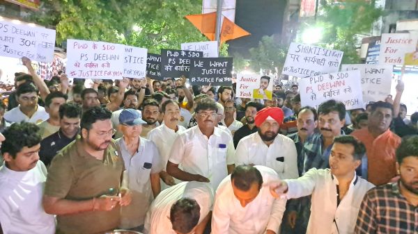 यश चौथवानी को दी श्रद्धांजलि