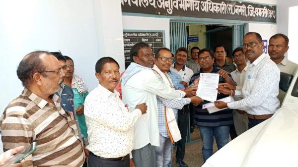 कर्मचारी फेडरेशन ने एसडीएम को सौंपा ज्ञापन