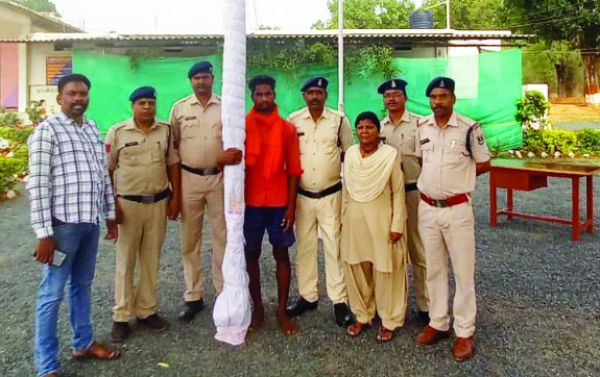 गांजा पौधे के साथ ग्रामीण गिरफ्तार