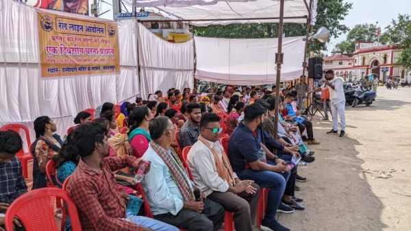 सैकड़ों युवाओं ने धरना दे भरी हुंकार, 15 जून से बेमुद्दत रेल रोको आंदोलन