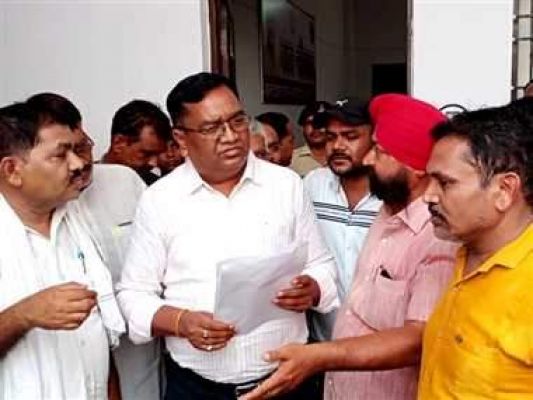 अकलतरा में जनसुनवाई को रद्द कराने 22 गांवों के ग्रामीण पहुंचे कलेक्ट्रेट