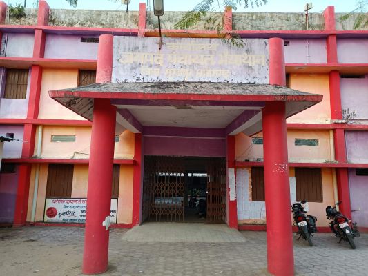 4 साल से अपूर्ण अतिरिक्त कक्ष पर जनपद उपाध्यक्ष ने जताई नाराजगी