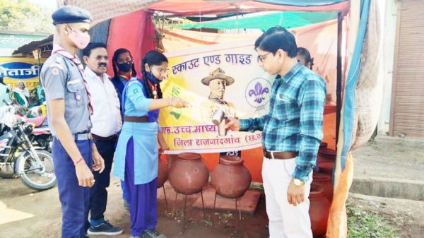 जिले केस्काउट गाइड रोवर रेंजर कर रहे प्याऊ घर सेवा का संचालन