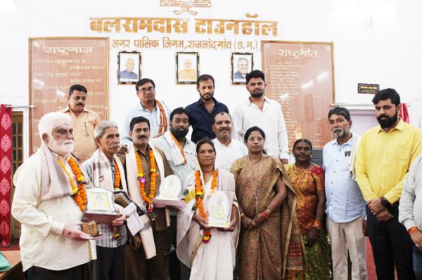 सेवानिवृत्त 4 निगम कर्मियों को दी विदाई