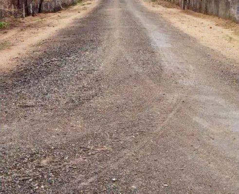 पंडरिया से सरखोर पहुंच मार्ग का निर्माण अधूरा, नुकीली गिट्टी से ग्रामीणों को हो रही परेशानी