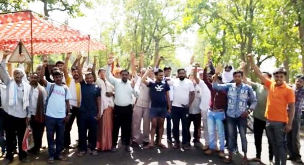 12 बरस से नहीं मिला मुआवजा किसानों ने किया सडक़ जाम