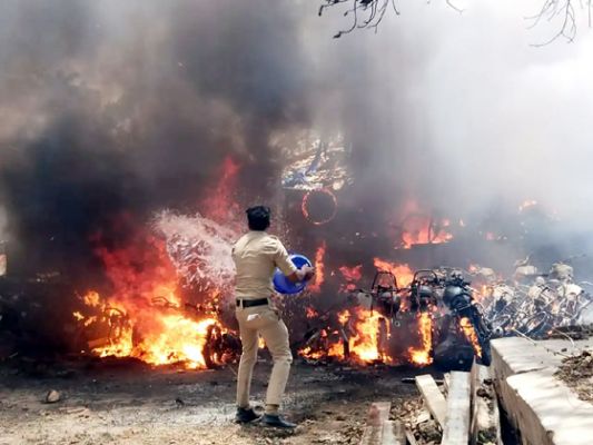 थाना परिसर में लगी भीषण आग, 70 से अधिक वाहन जलकर खाक