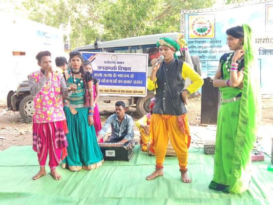 कला जत्था से ग्रामीणों को शासकीय योजनाओं की मिल रही जानकारी