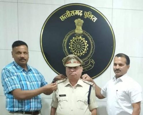 सहायक उप निरीक्षक पदोन्नत होने पर लगाया गया स्टार