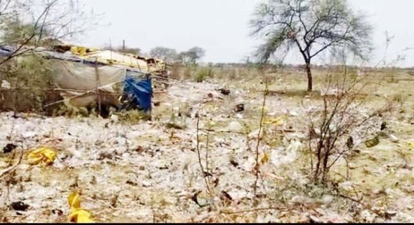 शराबियों के फैलाए कचरों से ग्रामीण परेशान