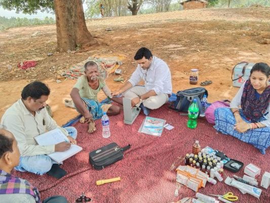 5 किमी पैदल चलकर मेडिकल टीम ने लगाई शिविर