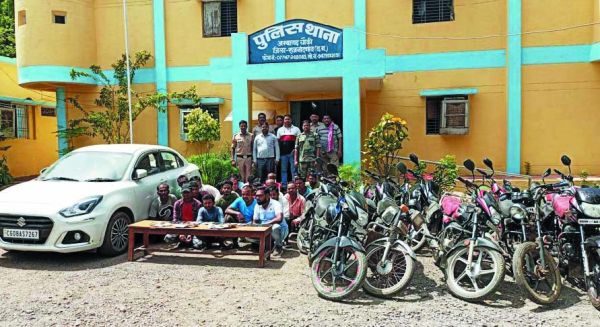 करमरी के जंगल से दो दर्जन जुआरी पकड़ाए