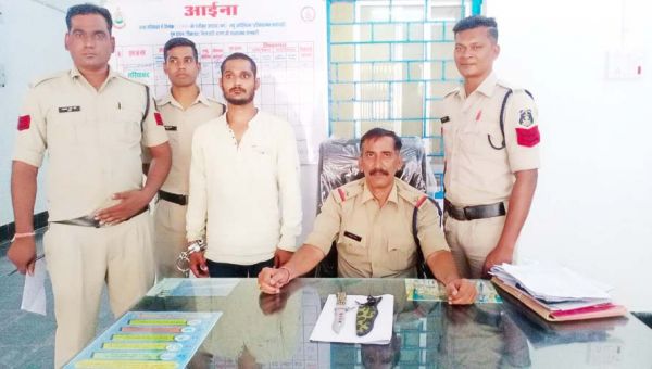 चाकू लेकर घूम रहे युवक को पुलिस ने किया गिरफ्तार