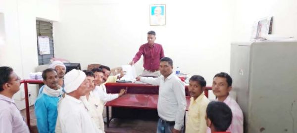 सरकारी जमीन पर बेजा कब्जा, दो माह बाद भी कार्रवाई नहीं, एसडीएम को सौंपा ज्ञापन