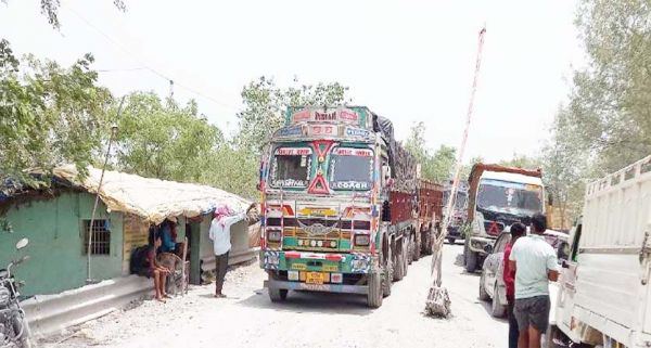 सूरजगढ़ पुल पार करना वाहन चालकों के लिए हुआ मुहाल