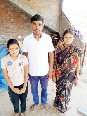 दो बच्चों संग दंपत्ति झेल रहा गांव बहिष्कार का दर्द