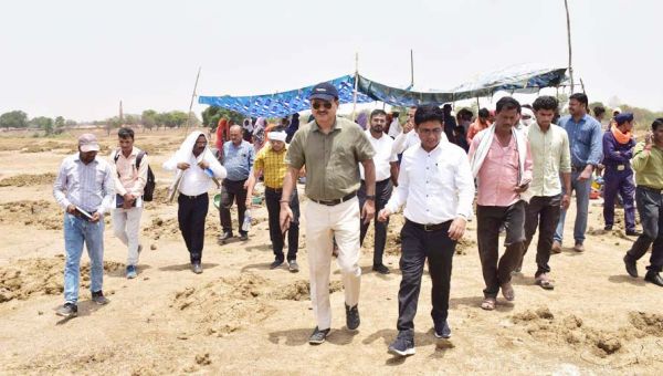 सरपंच व ग्रामीणों ने की 10 से 15 एकड़ जमीन पर अवैध कब्जा की कलेक्टर से शिकायत