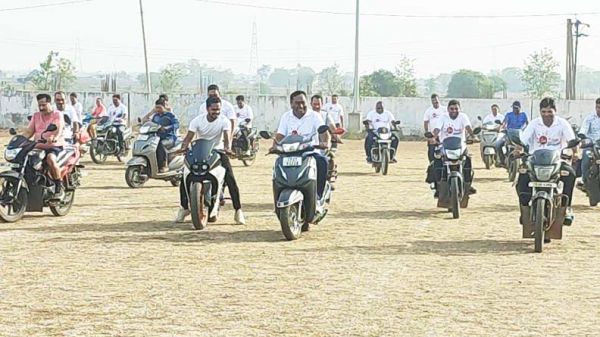 कलेक्टर ने स्लो बाइक चलाकर दिया नियंत्रित गति में बाइक चलाने का संदेश