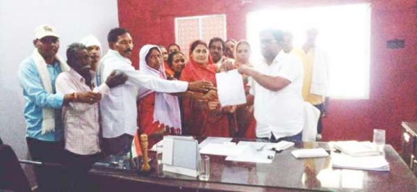 अवैध कब्जा हटवाने वार्डवासियों ने एसडीएम को सौंपा ज्ञापन