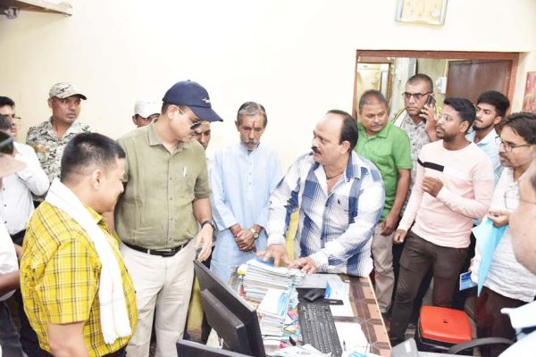 कलेक्टर ने किया मुढ़ीपार का निरीक्षण