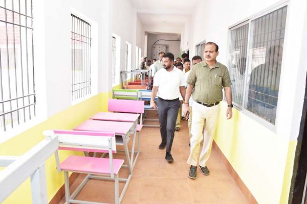कलेक्टर ने किया छुईखदान स्कूल का निरीक्षण