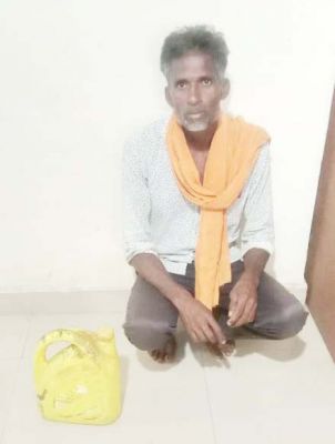 महुआ शराब के साथ आरोपी पकड़ाया