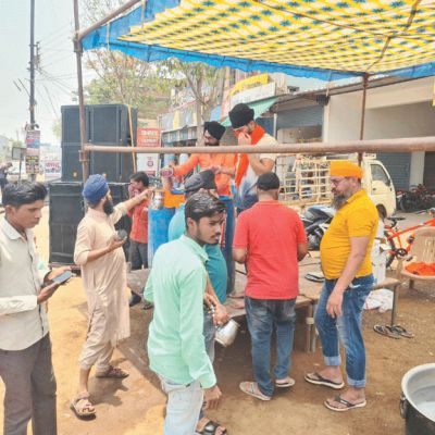  सिख समाज ने शहीदी दिवस पर राहगीरों को बांटे शरबत