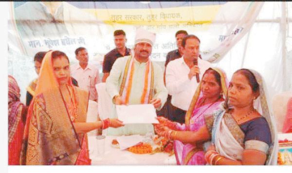 जन चौपाल में सफाई दरोगा का वेतन रोकने के दिए निर्देश