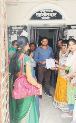 मांगों को ले आंबा कार्यकर्ता-सहायिकाओं ने सौंपा ज्ञापन