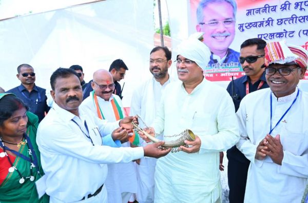 सीएम ने अमर शहीद गैंदसिंह की प्रतिमा पर पुष्पांजलि अर्पित कर किया नमन