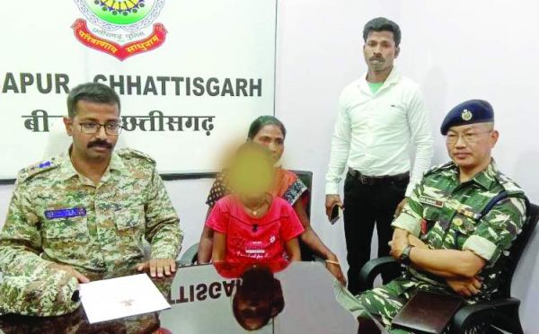 बेटी के मोह और पति की जुदाई से पसीजा महिला नक्सली का दिल और किया सरेंडर