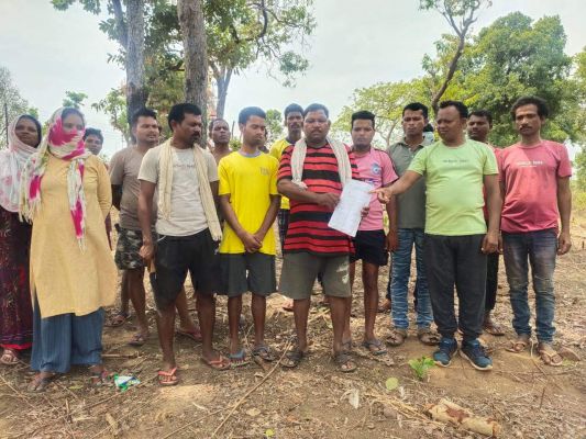 आवासीय जमीन के लिए भटक रहे नक्सल पीडि़त और आत्मसमर्पित नक्सल परिवार