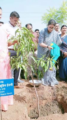 नंद घर में केंद्रीय मंत्री स्मृति ईरानी ने की पौधरोपण