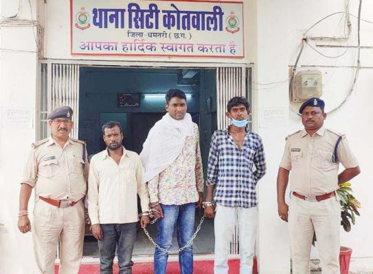 चोरी का मास्टरमाइंड निकला नाबालिग, एयर पिस्टल समेत 4 गिरफ्तार