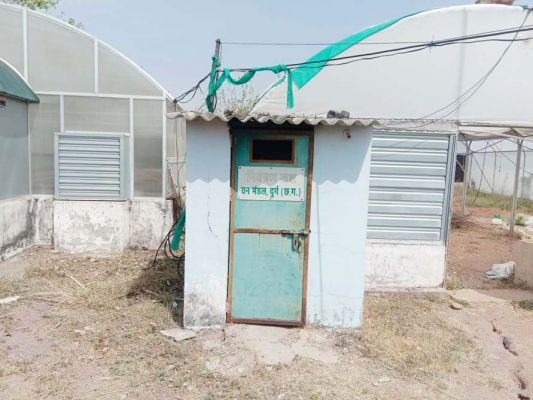 वन विभाग की लापरवाही, लाखों का सामान कबाड़ में