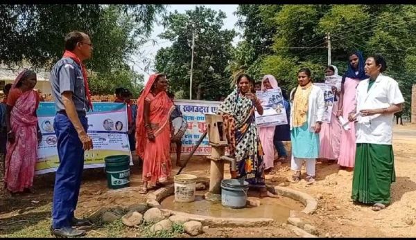 बड़ेबेंदरी में चलाया मलेरिया उन्मूलन अभियान